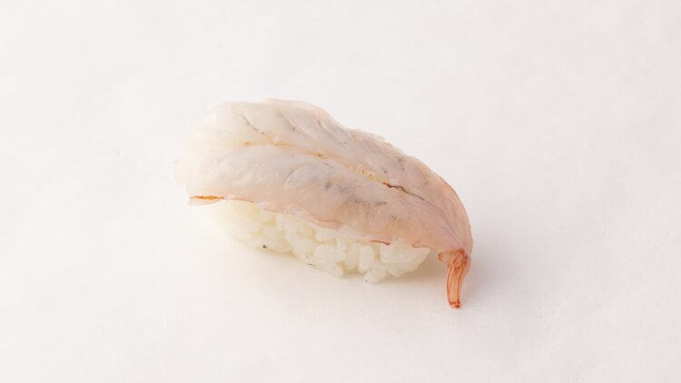 食べやすいようにエビの尾を外しているのが特徴