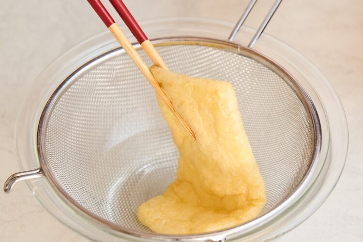 ザルに油揚げを乗せる