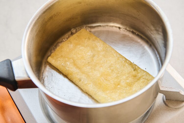 油揚げを軽く煮て油抜きする方法