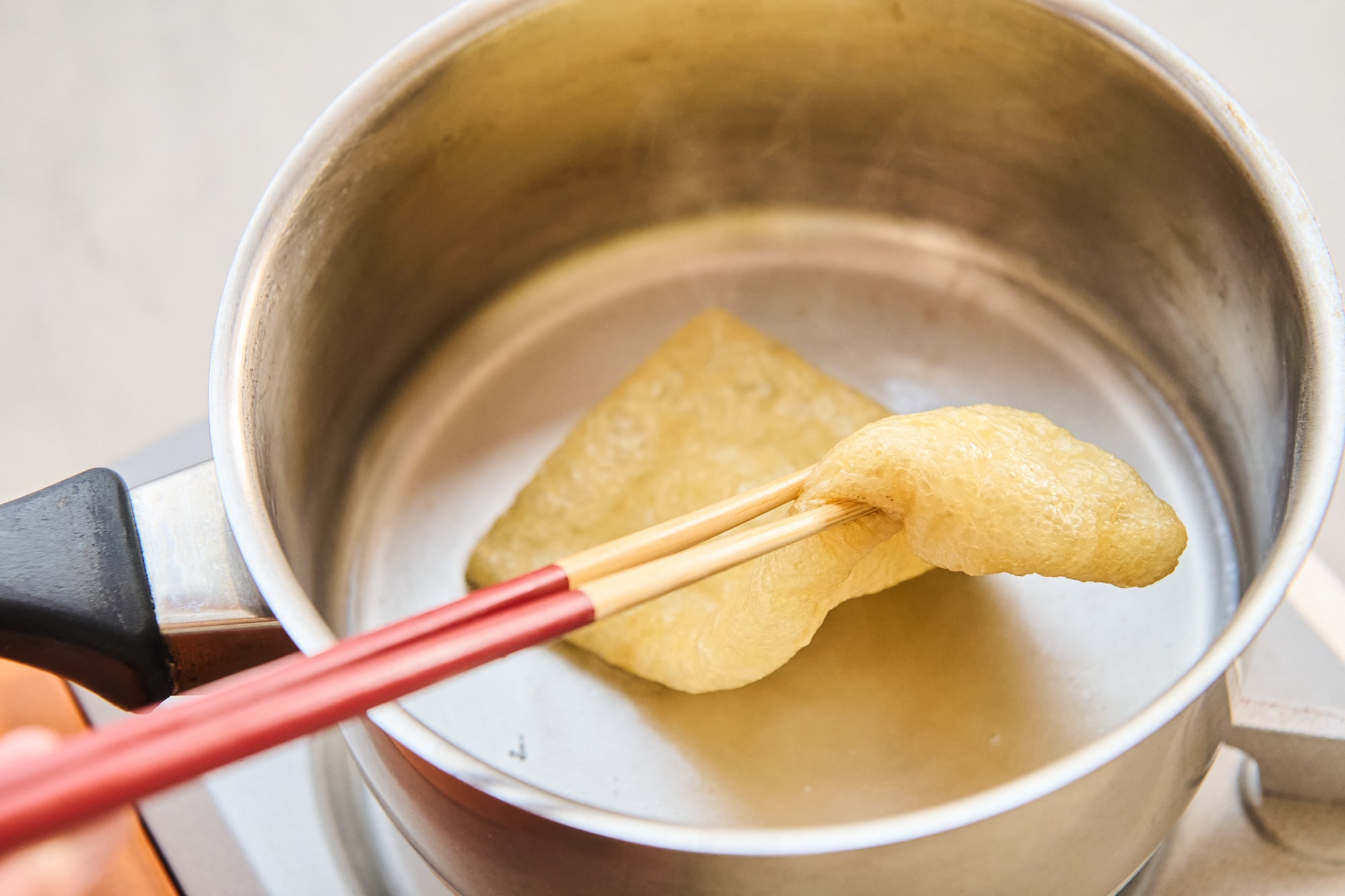 小鍋で油揚げを煮る