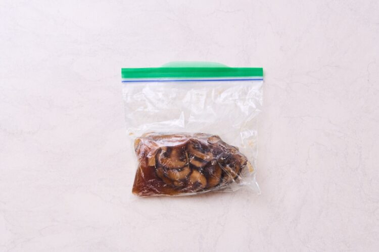 煮汁ごとジッパー付き保存袋に入れる