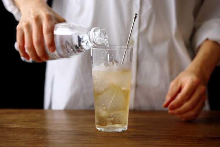 炭酸水が注がれるグラス