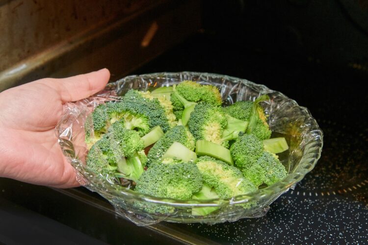ブロッコリーをレンジ加熱する
