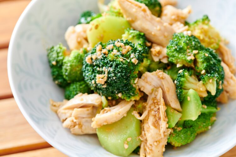 鶏ささみとブロッコリーの中華風ピリ辛ごま和え