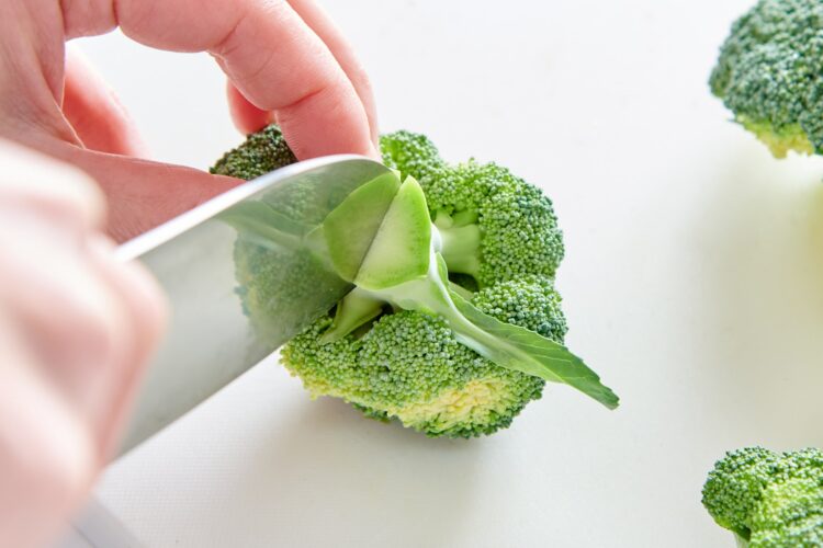 包丁で切り目を入れる