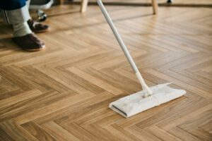 フローリングの掃除方法は？プロが頻度別・汚れ別に解説