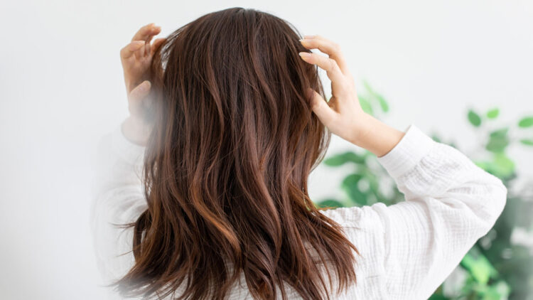 頭を抱える女性