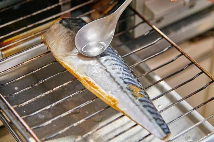 冷凍サバを魚焼きグリルで焼く方法