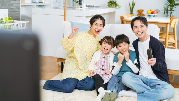 兄妹、両親でテレビを楽しむ
