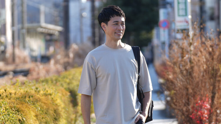 エアリティオーバーサイズTシャツを外出時に着る男性
