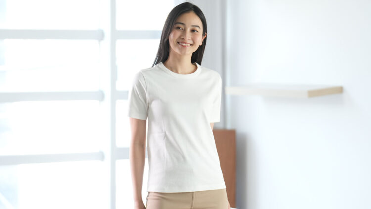 「プレミアムファインコットンTシャツ」を着用する女性