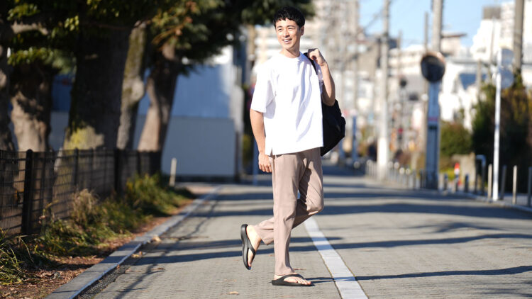 「綿100% BIG Tシャツ」を外出時に着用する男性