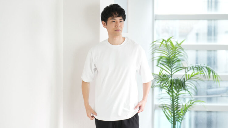 「エアリティオーバーサイズTシャツ」を室内で着用する男性