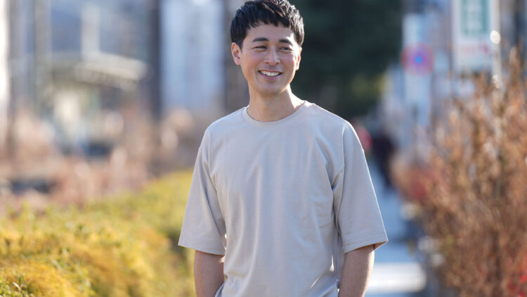 「エアリティオーバーサイズTシャツ」を外出時に着用する男性