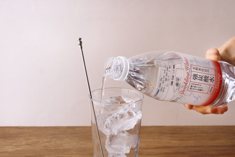 グラスに注がれる炭酸水