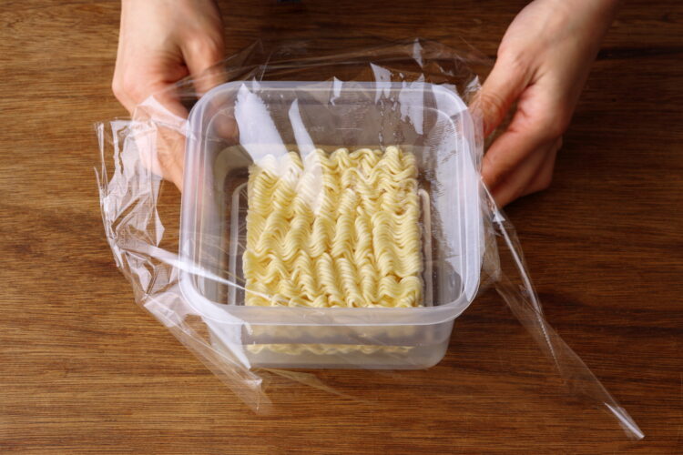 容器に入れられた水と乾麺