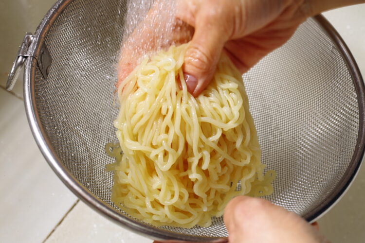 水で乾麺をしめる