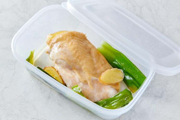 肉汁ごと容器に入れて保存する