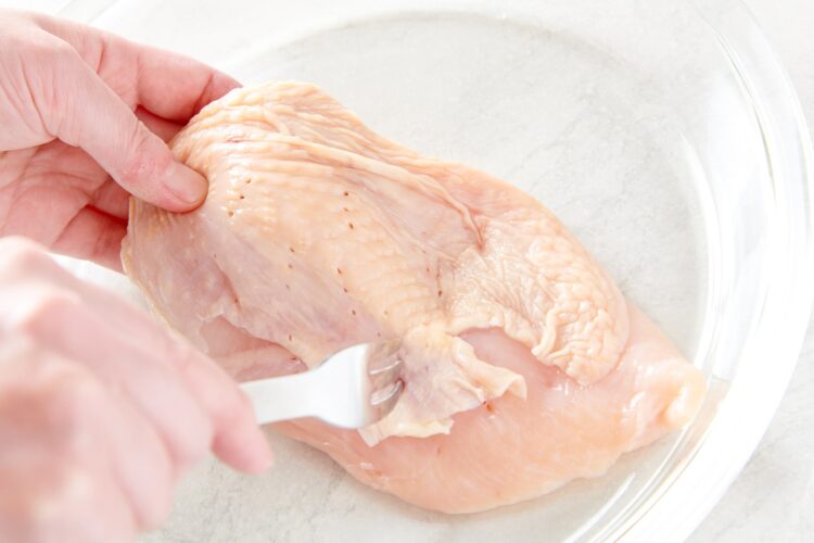 鶏胸肉にフォークで穴をあける