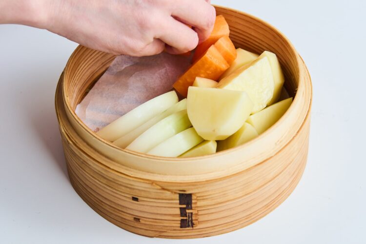 せいろに食材を並べる