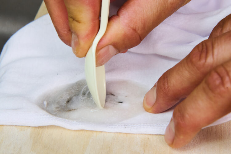 スプーンでこすり洗いする