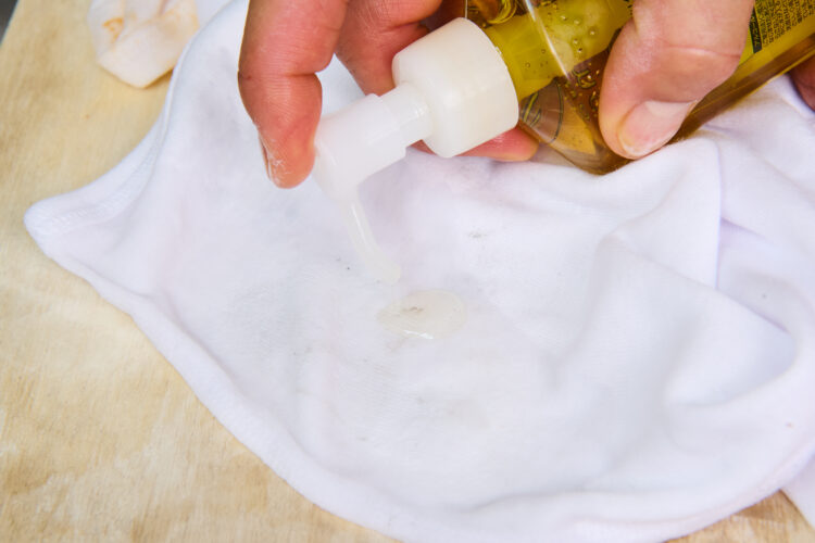 油汚れにクレンジングオイルをつける