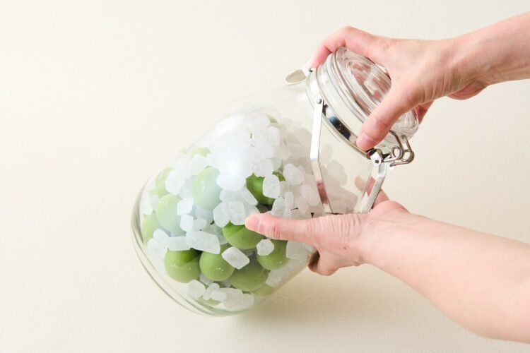 瓶を傾けて優しく転がす