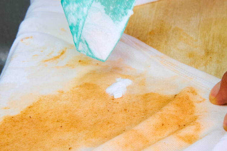 油汚れに洗濯洗剤をつける