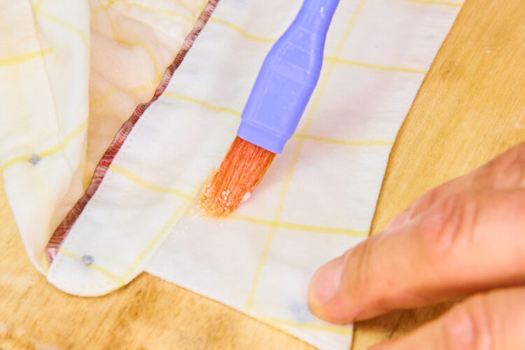 漂白剤のペーストを刷毛で塗布する