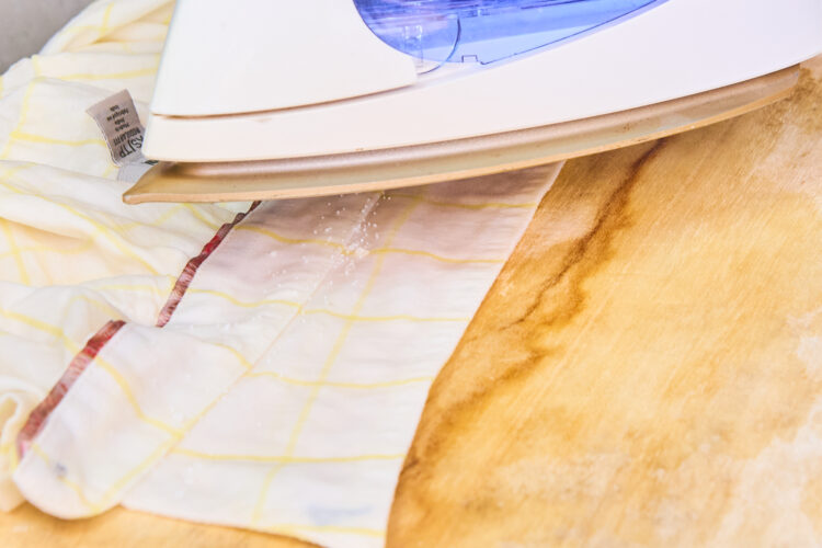 スチームアイロンでスチームをあてる