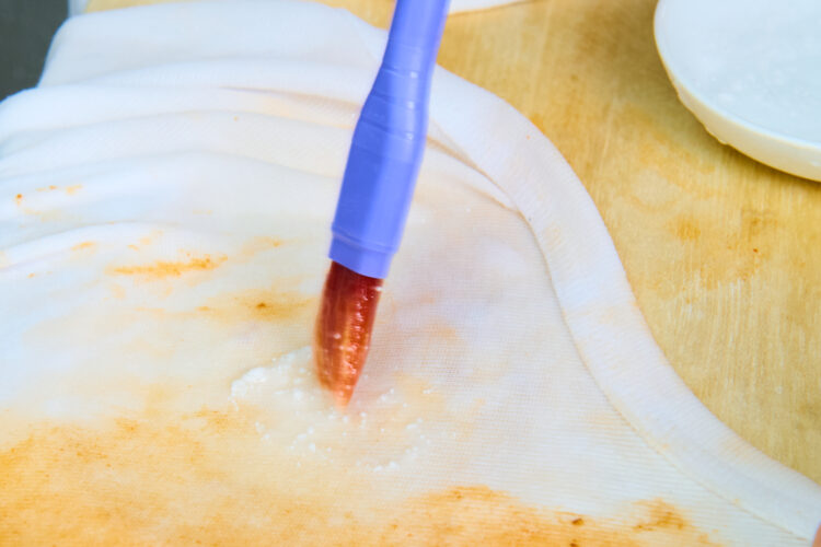 漂白剤のペーストを塗布する