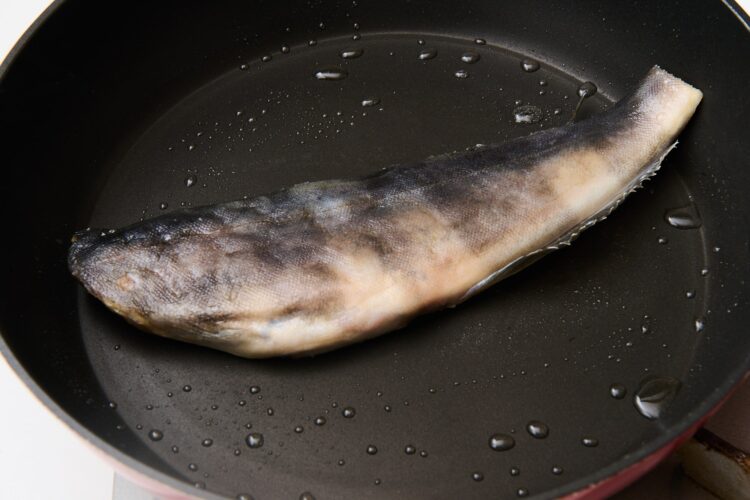 ほっけの身を下（皮目を上）にして中火で2～3分焼く