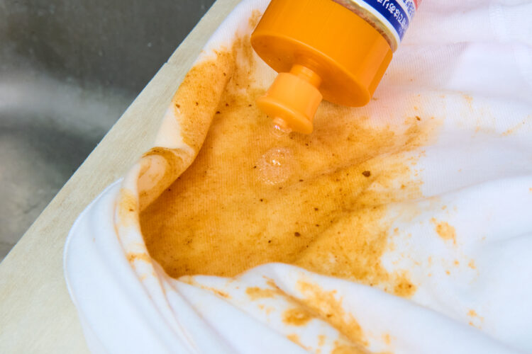 油汚れに食器用洗剤をつける
