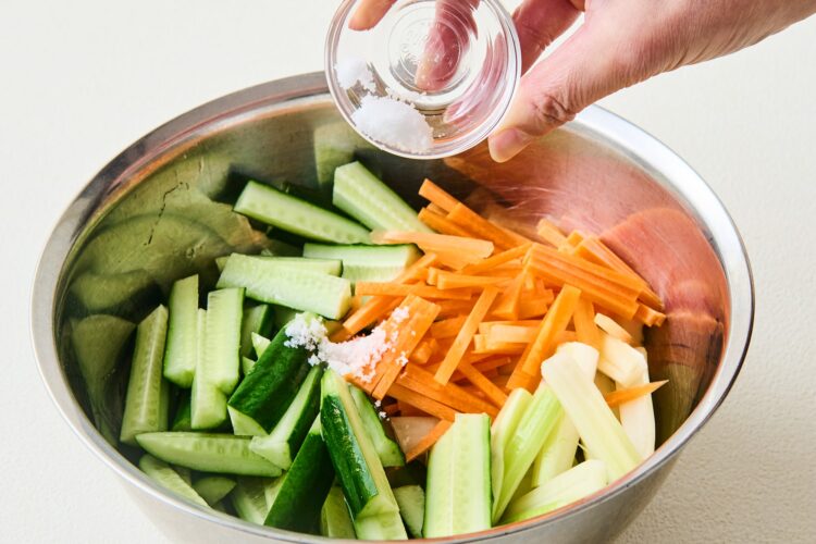 野菜に塩小さじ1をかける