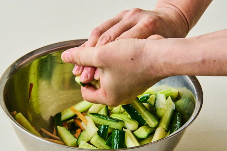 野菜の水気を絞る