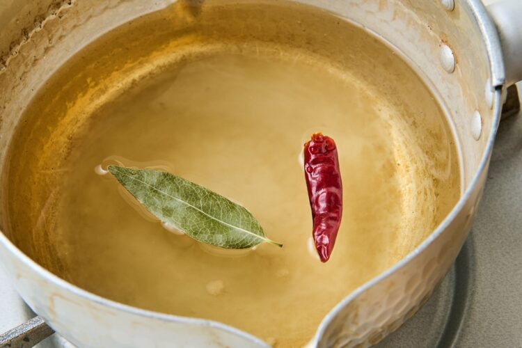 ピクルス液を鍋で煮る