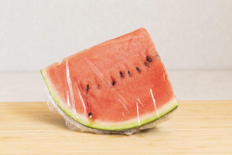 カットしたスイカは早めに食べ切るのが基本