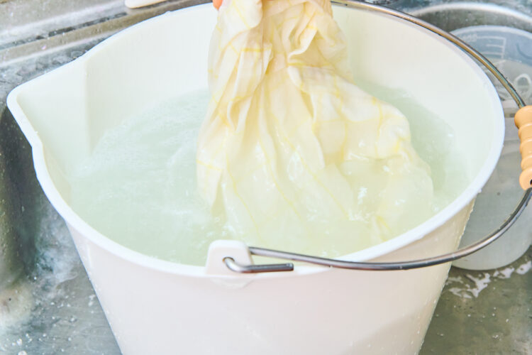 ワイシャツを取り出して黄ばみが落ちているか確認する