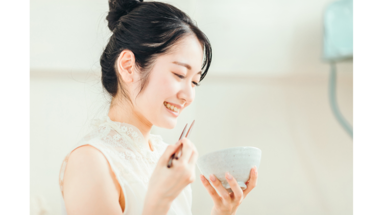 お茶碗を持つ女性