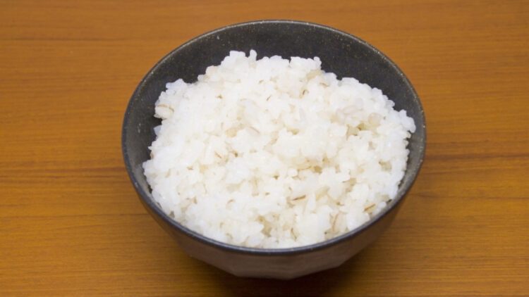 茶碗に盛られた白米ともち麦