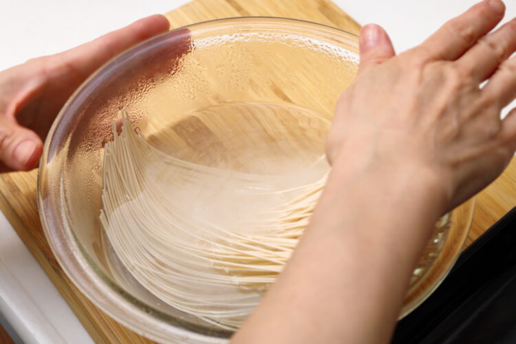 ボウルに入れられるそうめん