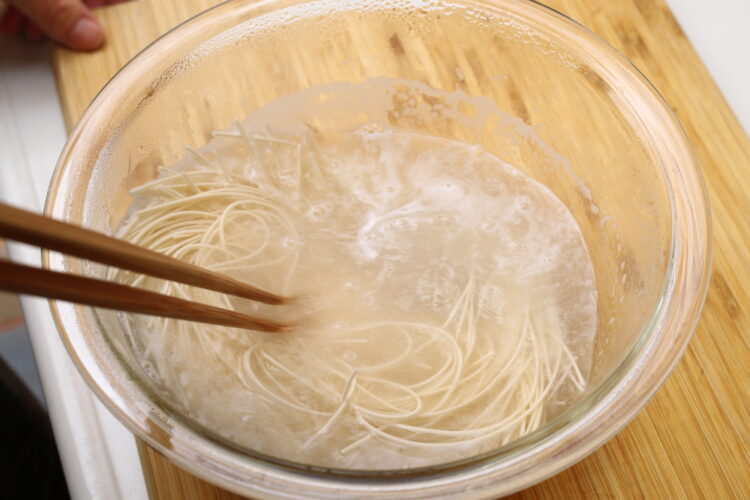 熱湯でほぐされるそうめん
