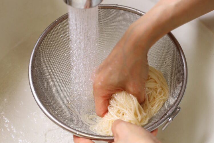 もみ洗いされるそうめん