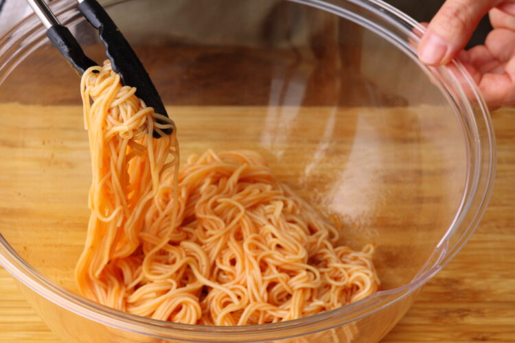ボウルで混ぜられるそうめん