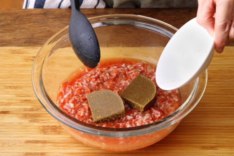 ボウルにカレールウを加える