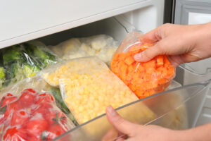 冷蔵庫の温度で食材の鮮度が変わる？各室の適温と温度を保つコツ