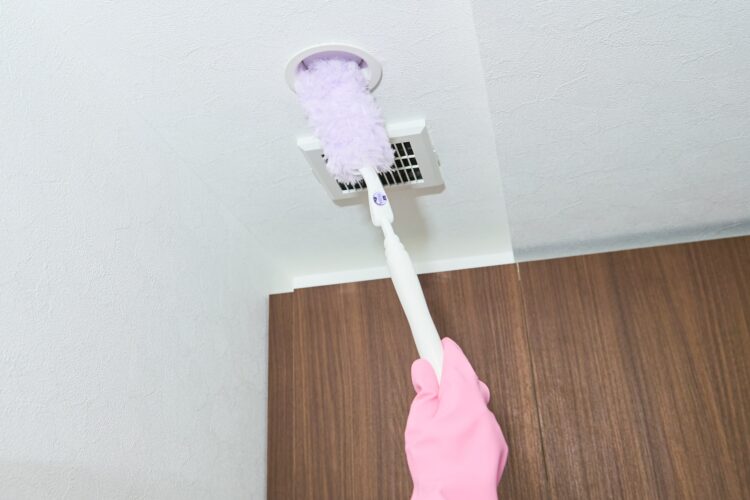 照明・換気扇まわりからほこりを落とす