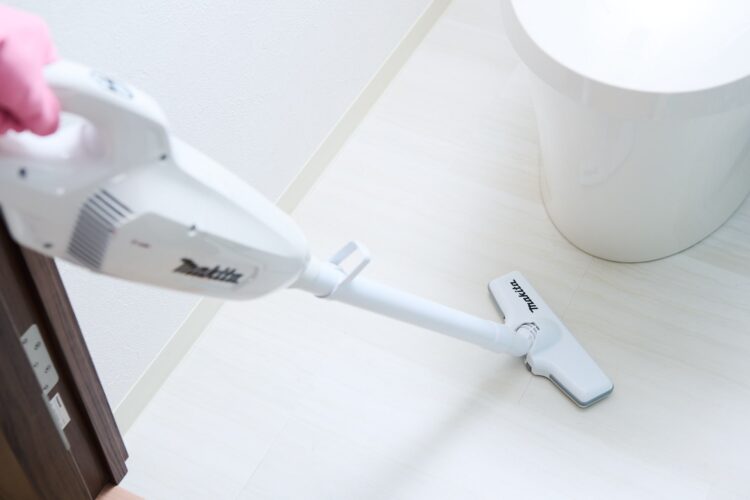 奥から掃除機をかける