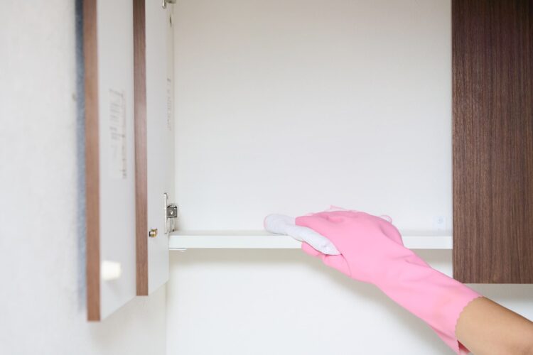 トイレの収納棚の掃除