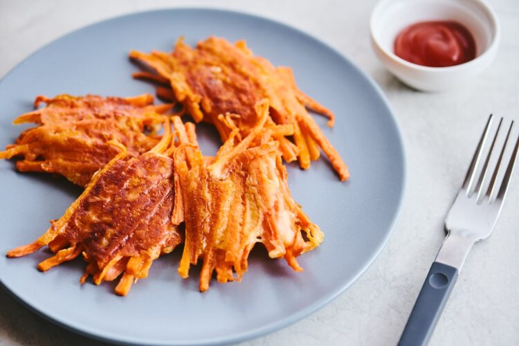 刻んで加熱する：ニンジンチーズガレット